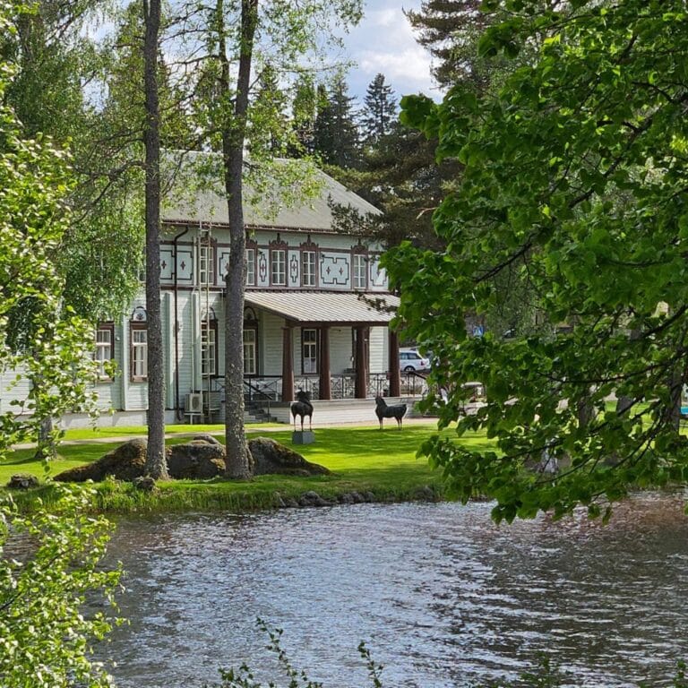Taidekeskus Salmela-Järveltä käsin