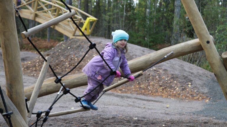 metsäleikkipuisto lasten kanssa
