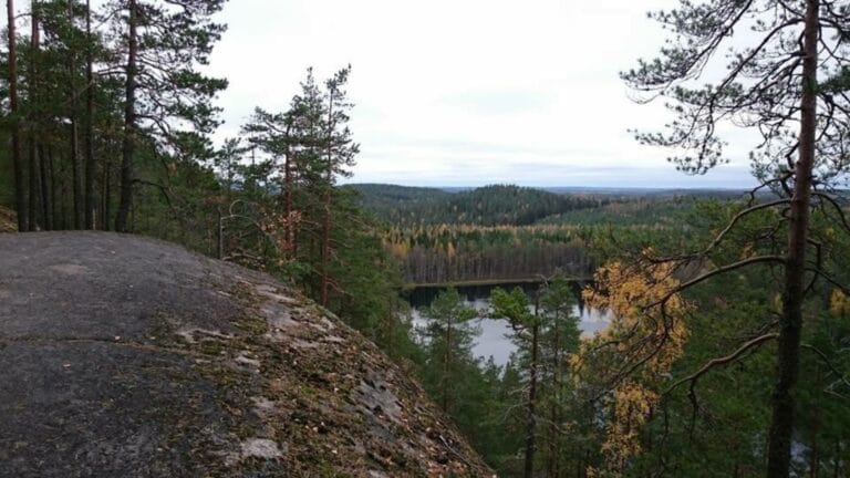repoveden maisemakuva syksyllä