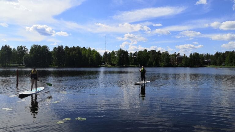 suppailua asemanlammella lasten kanssa