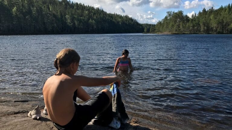 uimassa repovedellä lasten kanssa